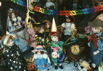 Schaufenster vom Puppen-Paradies, mit verschiedenen Reproduktionen von Barbara Benken