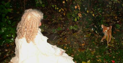Angela (modelliert von Barbara Benken) trifft auf ein Steiff-Bambi
