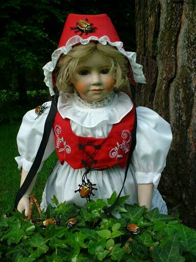 Amy im Rotkäppchen-Kleid mit einem halben Dutzend Maikäfern - Reproduktion einer Vera-Scholz-Künstlerpuppe von Barbara Benken