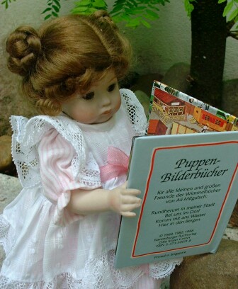 Schmolli beim Lesen... Schmolli ist die Reproduktion einer TinyPouty (S.F.B.J. 252), gefertigt von Barbara Benken